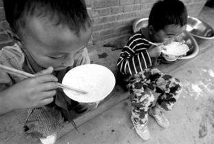 小孩上学吃瓜的视频,小朋友上学吃瓜萌态瞬间