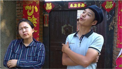 男的啃瓜给老婆吃视频,丈夫啃瓜喂妻温馨画面引网友热议