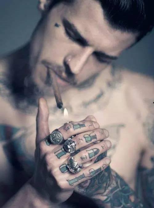 纹身外国男吃瓜视频,外国文化差异引发网友热议